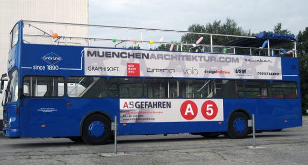 Mit dem Bus durch die Stadt - Johann Spengler erklärte Laien die modernen Gebäude Münchens