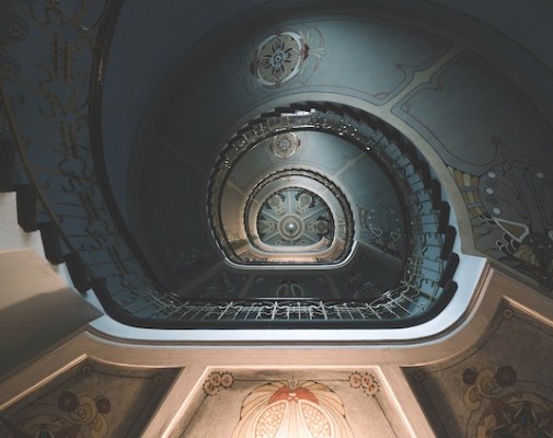 Dramatische Treppe aus der Zeit des Jugendstils - Foto von Dmitry Tomashek auf Unsplash