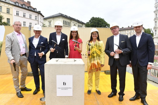 Grundsteinlegung für das Falckenberg Ensemble (v.l.n.r.) Stadtrat Alexander Reissl, Wolfgang Roeck, Geschäftsführer und Gesellschafter WÖHR + BAUER; Oliver Vogt, Geschäftsführer WÖHR + BAUER; Kommunalreferentin Kristina Frank; Stadtbaurätin Prof. Dr. (Univ. Florenz) Elisabeth Merk; Dr. Andreas Batlogg SJ von den Jesuiten des St. Michael in München; Andreas Schönberger, Projektleiter WÖHR + BAUER. Fotocredit: WÖHR + BAUER // Foto: Marcus Schlaf