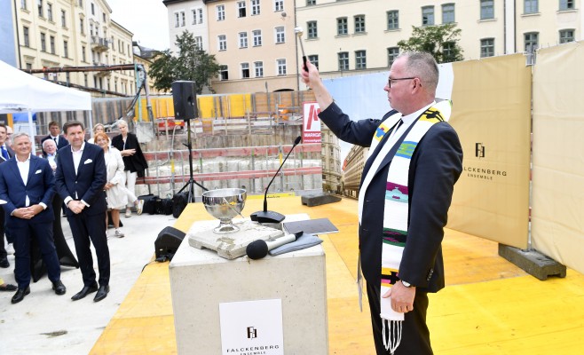 Segnung des Falckenberg Ensembles durch Dr. Andreas Batlogg SJ von den Jesuiten des St. Michael in München. Fotocredit: WÖHR + BAUER // Foto: Marcus Schlaf