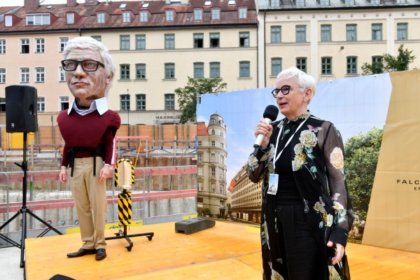 Highlight aus der Nachbarschaft: Performance von Schauspieler Christian Löber aus dem aktuellen Musical der Münchner Kammerspiele und Grußworte der Intendantin Barbara Mundel. Fotocredit: WÖHR + BAUER // Foto: Marcus Schlaf