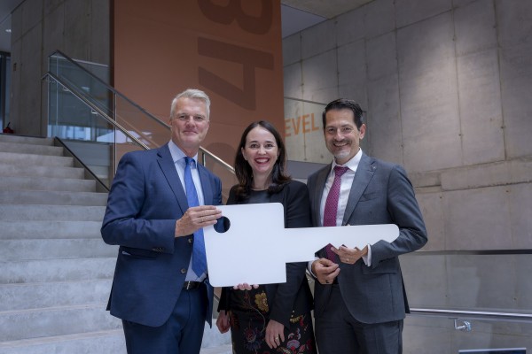 René Droese (Geschäftsführer LabCampus) übergibt mit Nathalie Leroy (M.) symbolisch einen Schlüssel an Professor Dr. Thomas F. Hofmann (r., Präsident der TU München), Foto: Flughafen München