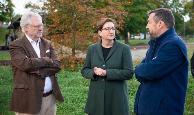 Dr. Ernst Böhm, Gründungsgesellschafter der B&O Gruppe, Bundesbauministerin Klara Geywitz und Professor Florian Nagler (v.l.n.r.)