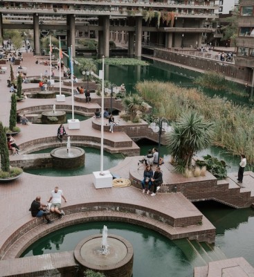 Wasserbecken Barbican Centre London - © mieke campbell on unsplash