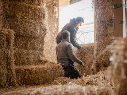 Strohballen beim Einbau (Foto: Patrick Schneider)